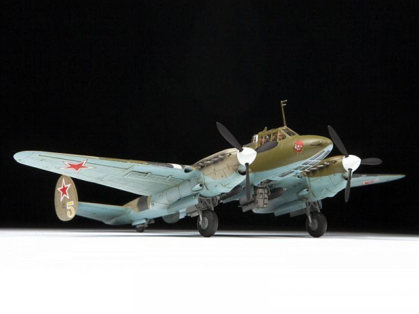 Сборная модель ZVEZDA Советский пикирующия бомбардировщик Пе-2, 1/72
